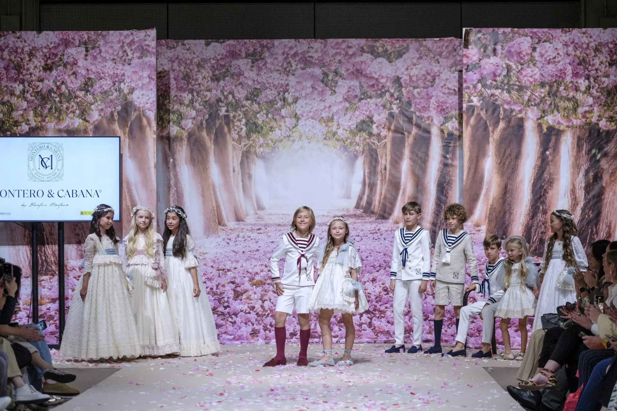 Montero&Cabana deslumbra en FIMI Día Mágico con su colección de comunión 2026, un homenaje a la elegancia y la artesanía.
