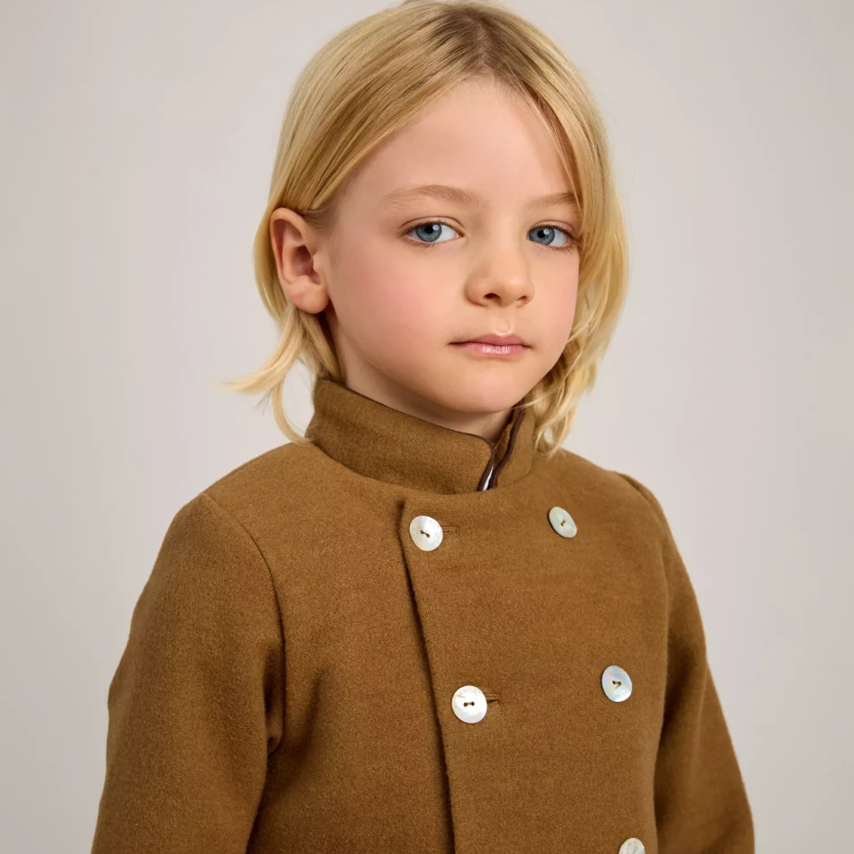 COLECCION-OTOÑO_INVIERNO-2025_0012s_0000_ZERMATT 20 ABRIGO DOBLE ABOTONADURA TOSTADO_1.4