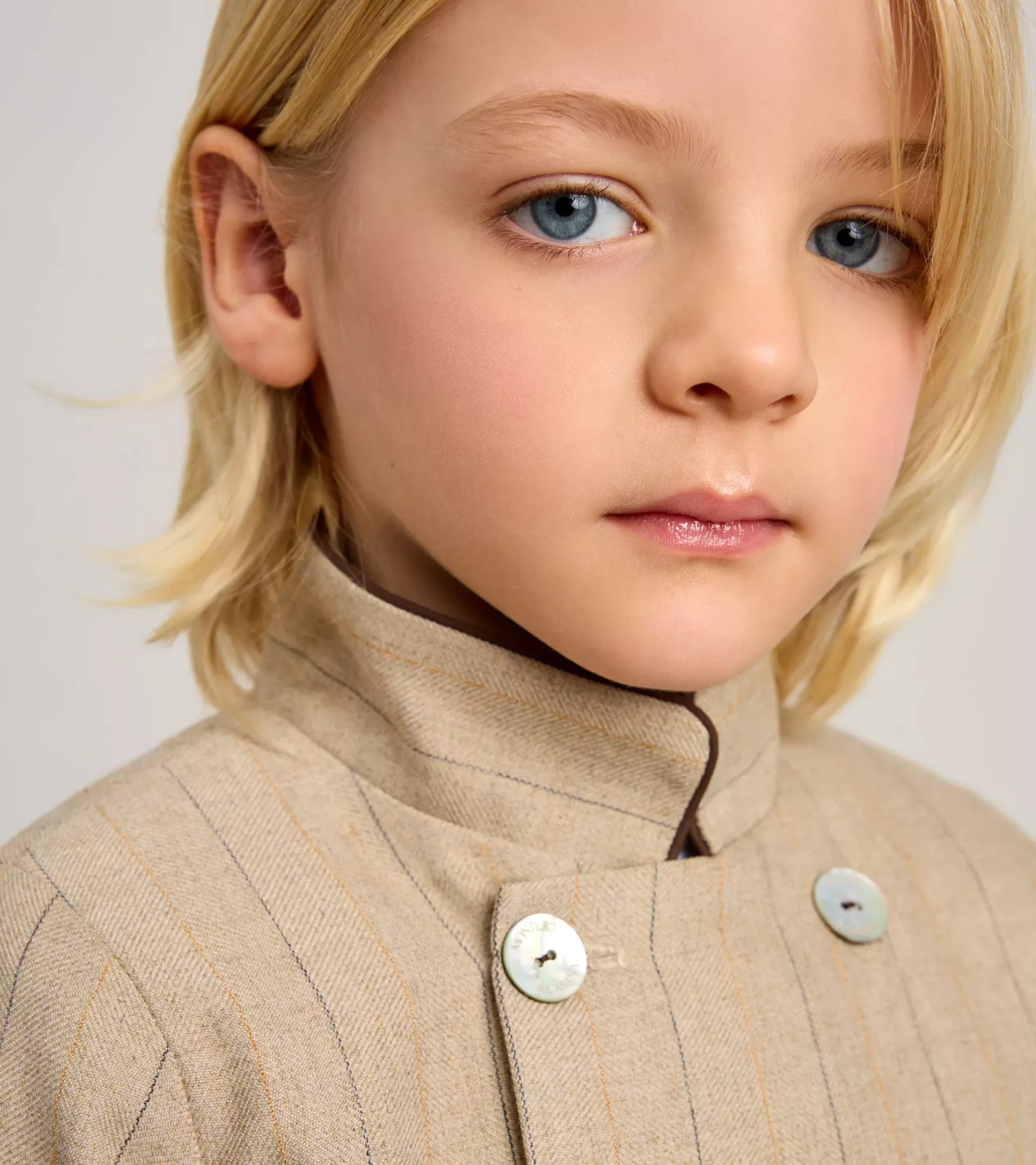 COLECCION-OTOÑO_INVIERNO-2025_0013s_0000_ZERMATT 19 ABRIGO DOBLE ABOTONADURA MARRON_1.3