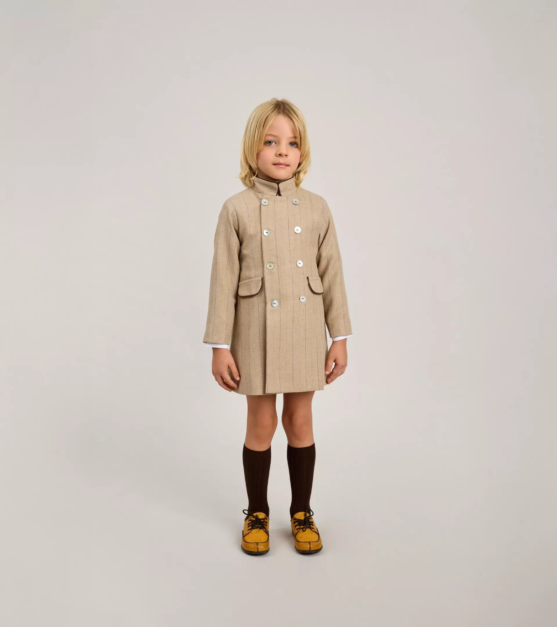 COLECCION-OTOÑO_INVIERNO-2025_0013s_0002_ZERMATT 19 ABRIGO DOBLE ABOTONADURA MARRON_1